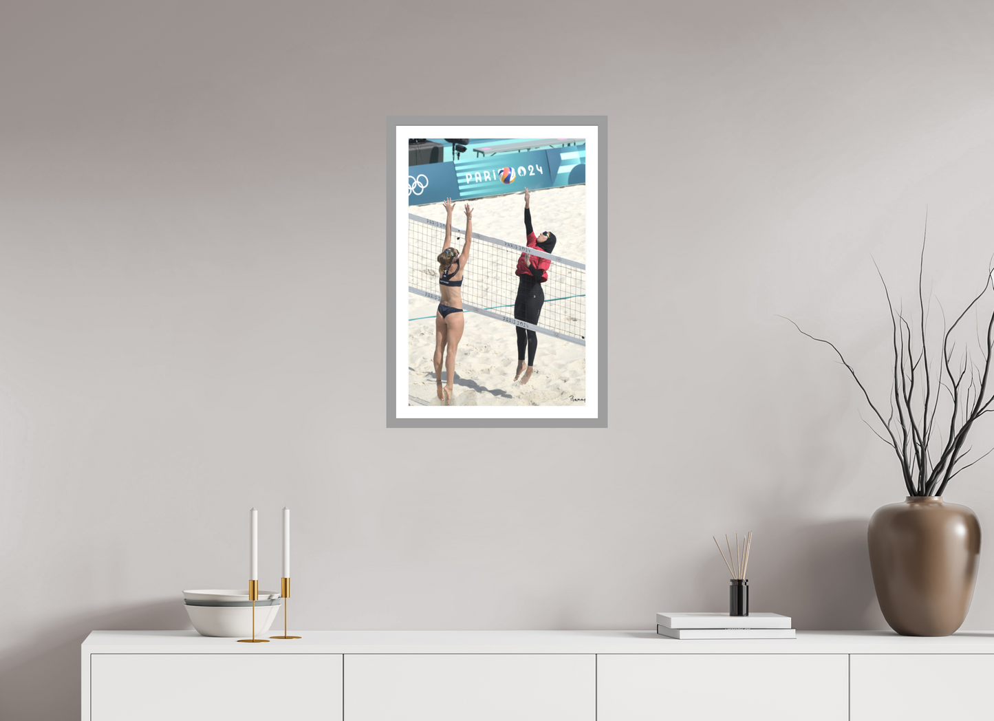 40 x 60 cm, Impression fine art, cadre gris clair, verre anti-reflet et anti-UV [Picture]: JO Paris 2024 - Women beach volley at Eiffel Tower Stadium (1)