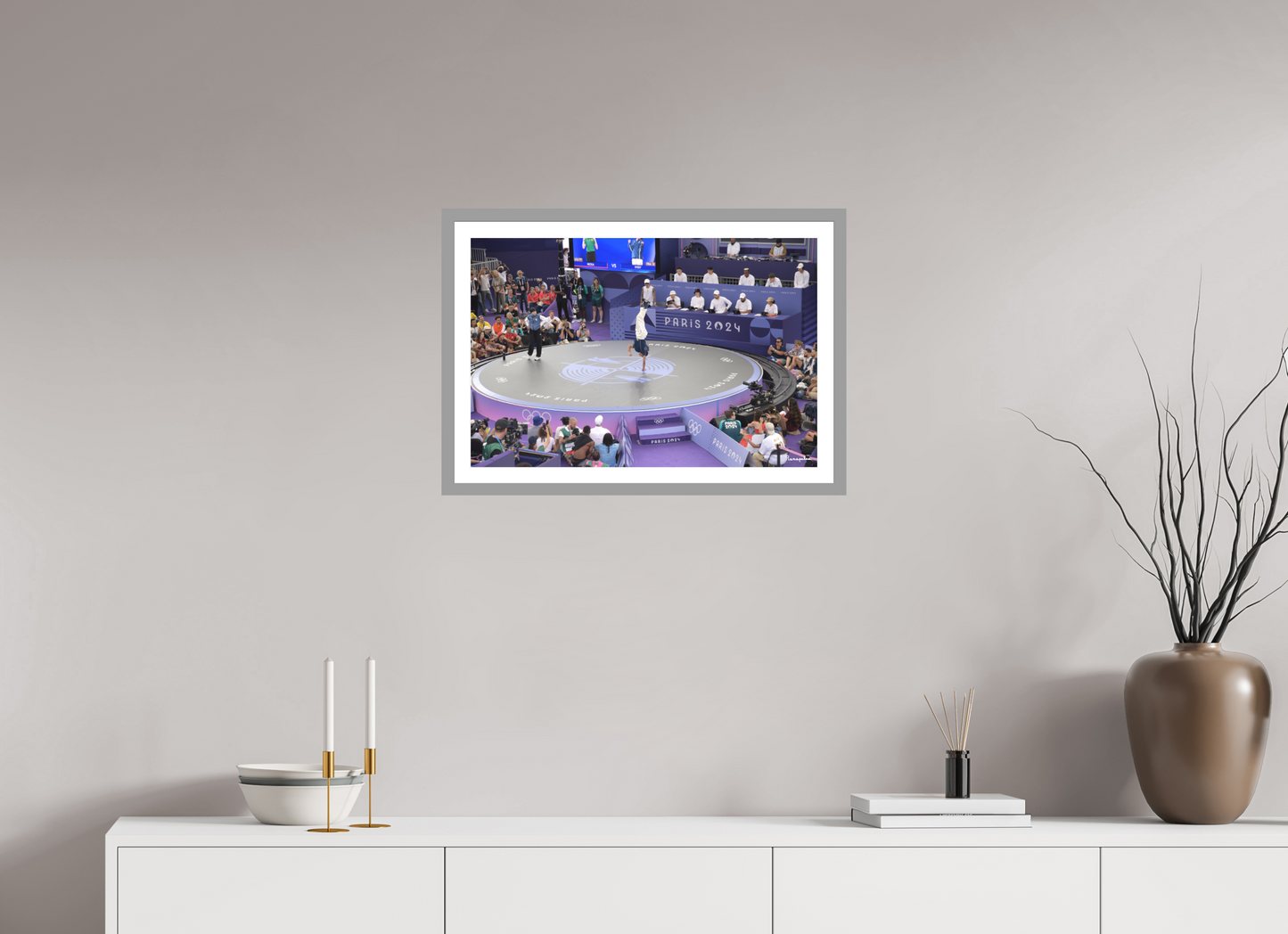 60 x 40 cm, Impression fine art, cadre gris clair, verre anti-reflet et anti-UV [Picture]: JO Paris 2024 - Breaking at the urban park at La Concorde (2)