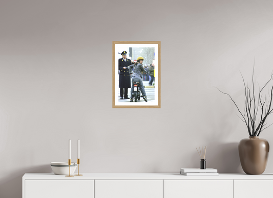 30 x 45 cm, Tirage argentique brillant, cadre chêne, verre anti-reflet et anti-UV [Picture]: Girl and Cop in Milano