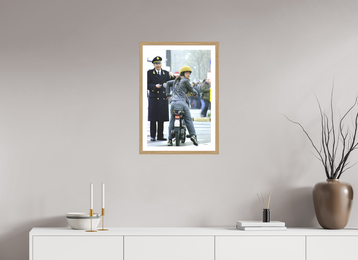 40 x 60 cm, Tirage argentique brillant, cadre chêne, verre anti-reflet et anti-UV [Picture]: Girl and Cop in Milano