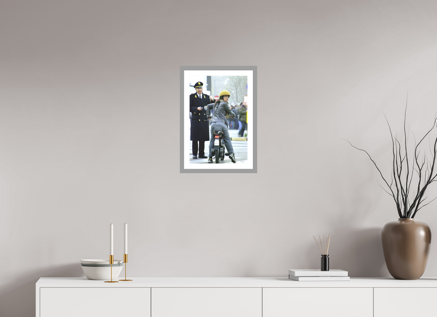 30 x 45 cm, Impression fine art, cadre gris clair, verre anti-reflet et anti-UV [Picture]: Girl and Cop in Milano