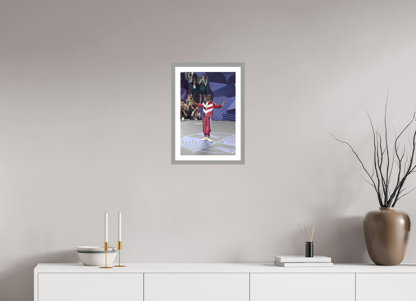 30 x 45 cm, Impression fine art, cadre gris clair, verre anti-reflet et anti-UV [Picture]: JO Paris 2024 - Breaking at the urban park at La Concorde (1)