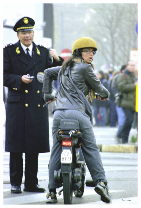 Main image [Picture]: Girl and Cop in Milano