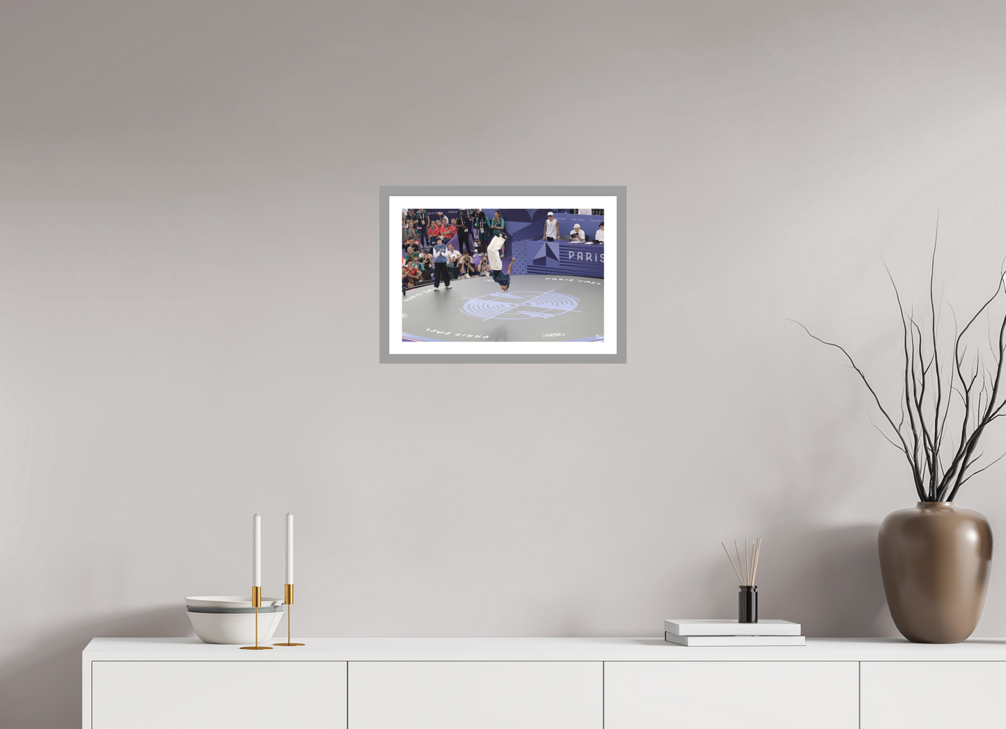 45 x 30 cm, Impression fine art, cadre gris clair, verre anti-reflet et anti-UV [Picture]: JO Paris 2024 - Breaking at the urban park at La Concorde (2)