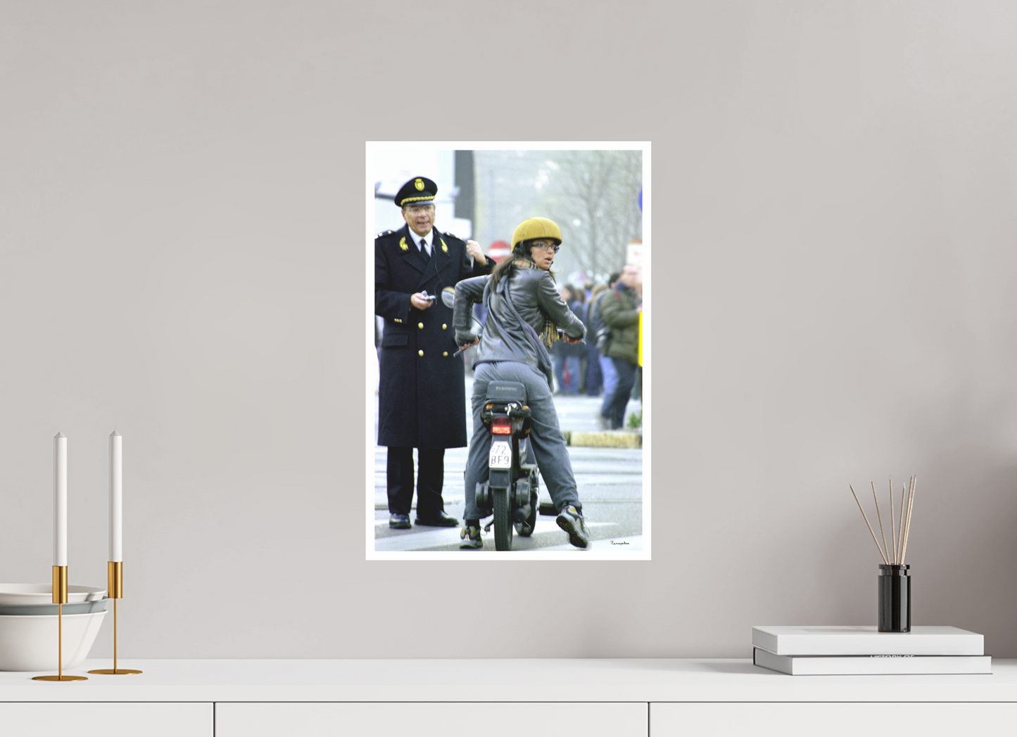 30 x 45 cm, Impression Fine Art Pearl 285 g [Picture]: Girl and Cop in Milano
