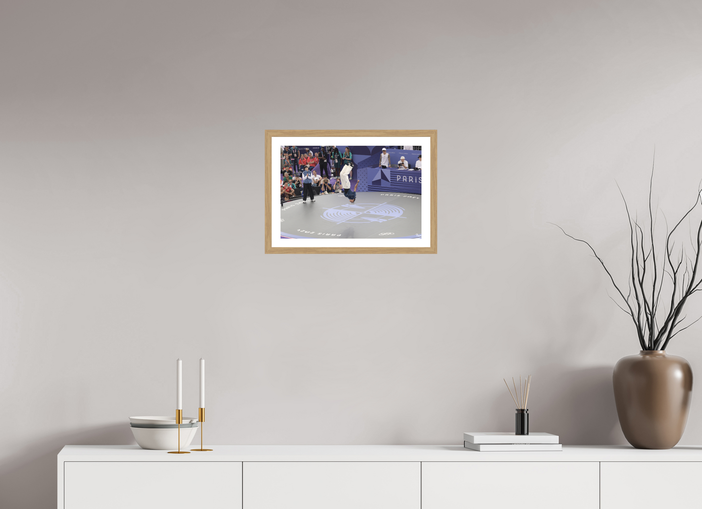 45 x 30 cm, Tirage argentique brillant, cadre chêne, verre anti-reflet et anti-UV [Picture]: JO Paris 2024 - Breaking at the urban park at La Concorde (2)