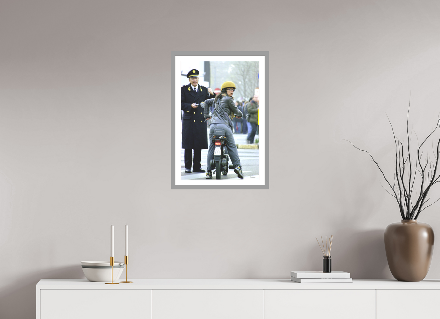 40 x 60 cm, Impression fine art, cadre gris clair, verre anti-reflet et anti-UV [Picture]: Girl and Cop in Milano