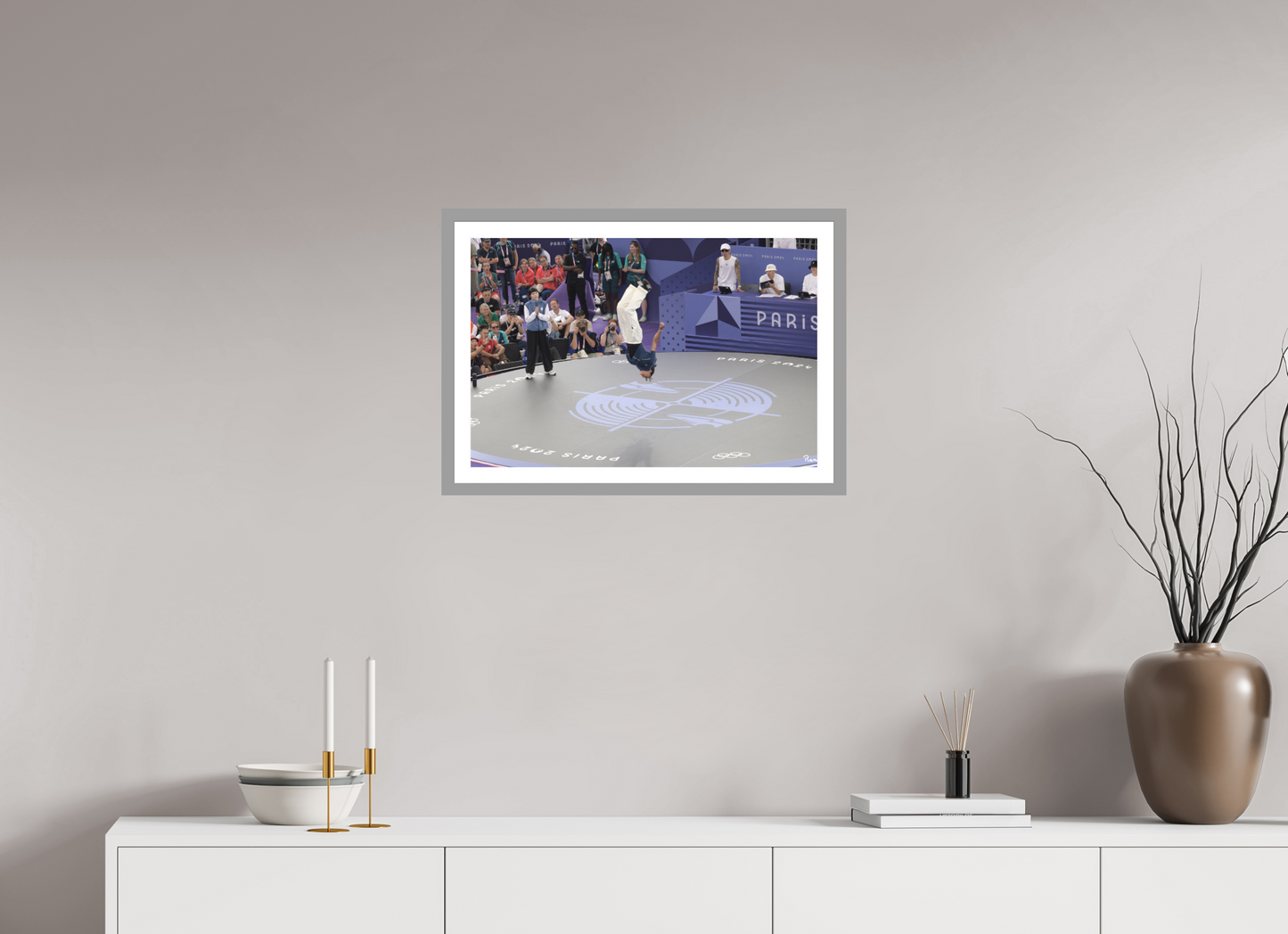 60 x 40 cm, Impression fine art, cadre gris clair, verre anti-reflet et anti-UV [Picture]: JO Paris 2024 - Breaking at the urban park at La Concorde (2)