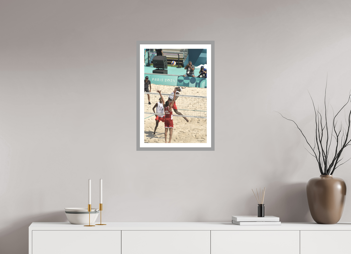 40 x 60 cm, Impression fine art, cadre gris clair, verre anti-reflet et anti-UV [Picture]: JO Paris 2024 - Men beach volley at Eiffel Tower Stadium (2)